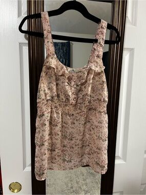 Iris Basic pink floral tank top with ruffles and buttons